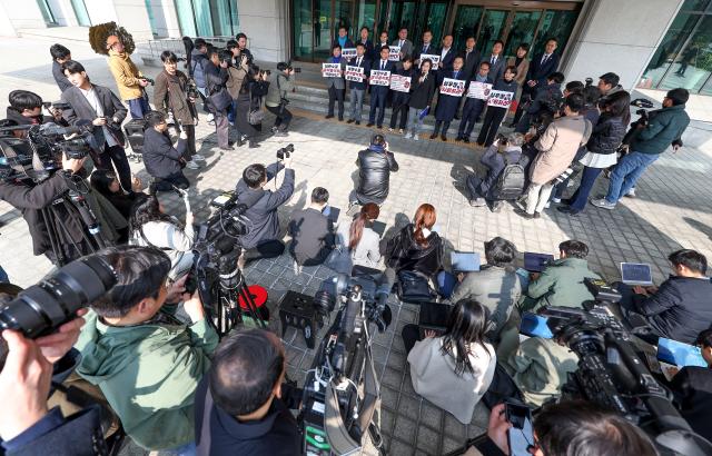 더불어민주당 내란진상조사단 추미애 단장을 포함한 의원들이 심우정 검찰총장을 면담하기 위해 10일 서울 서초구 대검찰청으로 향하기 전 기자회견을 하고 있다 사진연합뉴스