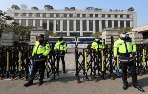 尹锡悦弹劾宣判日临近 首尔警方启动最高级别警戒严阵以待