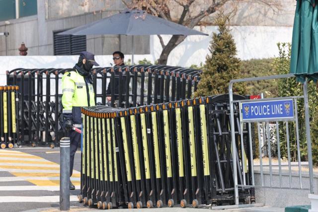 Police beef up security in front of President Yoon Suk Yeols official residence in Hannam-dong Seoul on March 10 2025 Yonhap