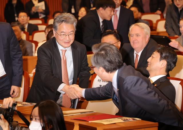 조셉 윤 주한미국대사 대리가 10일 서울 여의도 국회박물관에서 열린 한미의원연맹 창립총회에 참석하며 조태열 외교부 장관과 인사하고 있다 사진연합뉴스