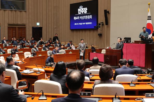 더불어민주당 박찬대 원내대표가 10일 서울 여의도 국회에서 열린 비상의원총회에서 발언하고 있다 사진연합뉴스