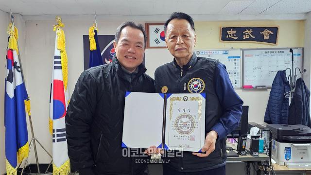 왼쪽부터 김진걸 해군충무회 중앙회 이사율리시스크루즈 대표가 강용남 중앙회장에게 임명장을 받고 기념촬영 하고 있다 사진해군충무회중앙회