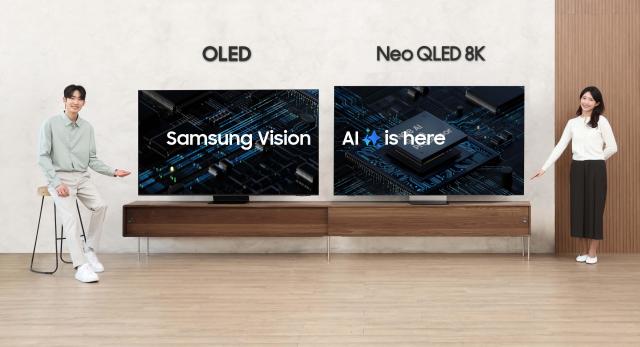 삼성전자 모델이 2025년형 AI TV 신제품 Neo QLED 8K85QNF990와 OLED83SF95를 체험하고 있다 사진삼성전자