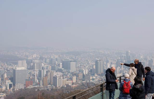 서울의 대기가 초미세·미세먼지 나쁨을 기록하고 있는 10일 서울 남산을 찾은 관광객들이 뿌연 대기에 잠긴 서울 시내를 바라보고 있다 2025310 사진연합뉴스
    