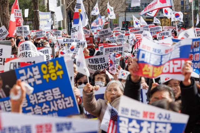  3일 서울 서초구 서울중앙지법 앞에서 국민의힘 탄핵 반대 당협위원장 모임이 주최한 집회에서 참가자들이 윤석열 대통령의 석방과 탄핵 기각을 촉구하는 구호를 외치고 있다 사진연합뉴스