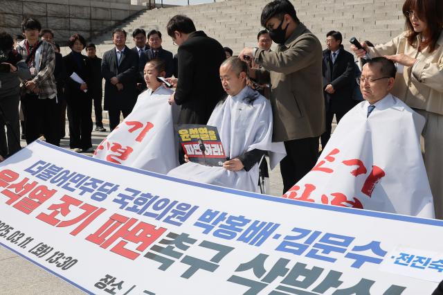 11일 여의도 국회 본청 앞 계단에서 더불어민주당 전진숙왼쪽부터 박홍배 김문수 의원이 윤석열 대통령 조기 파면 등을 촉구하며 삭발하고 있다 사진연합뉴스