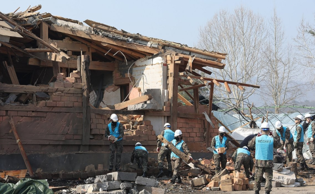 지난 10일 오전 경기도 포천시 이동면 노곡리 공군 전투기 오폭 사고 현장에서 공군 장병이 파손된 민가의 잔해를 정리하고 있다 사진연합뉴스