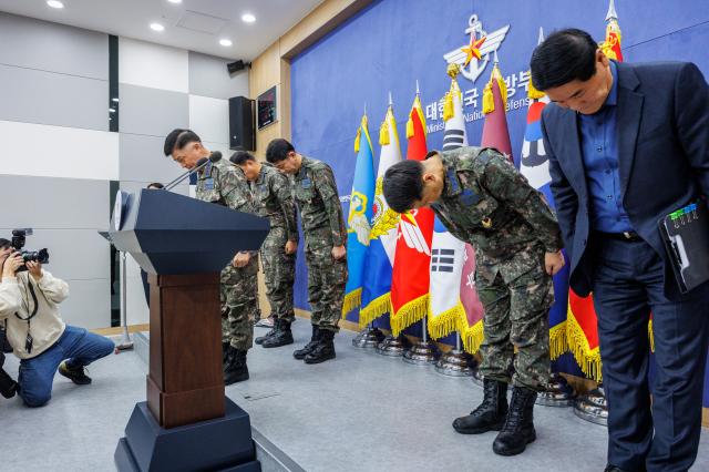 이영수 공군 참모총장이 지난 10일 서울 용산구 국방부에서 열린 공군 KF-16 전투기 오폭사건 기자회견에서 사과한 뒤 고개 숙여 인사하고 있다 사진연합뉴스