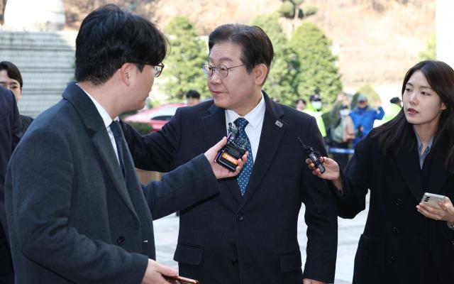 이재명 더불어민주당 대표가 11일 오전 서울중앙지방법원에서 열린 대장동·백현동·위례신도시 개발 비리 및 성남FC 후원금 의혹 사건 1심 속행공판에 출석하며 지지자들을 향해 인사하고 있다사진연합뉴스