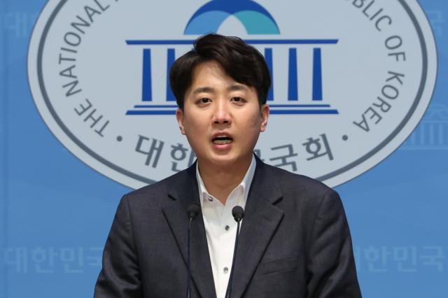 이준석 개혁신당 의원이 11일 서울 여의도 국회 소통관에서 고위공직자법죄수사처 폐지법 발의 취지를 설명하고 있다  사진연합뉴스