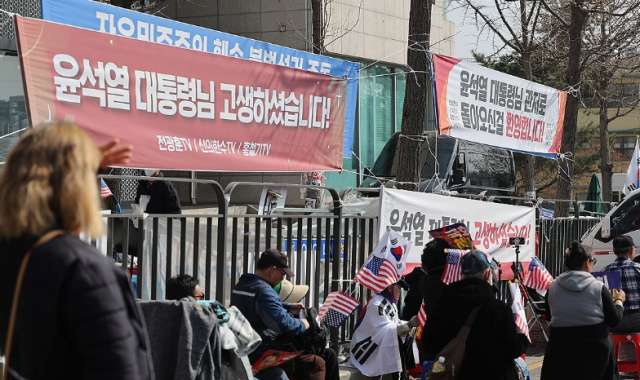 11일 서울 용산구 한남동 대통령 관저 인근에서 윤석열 대통령 지지자들이 탄핵 반대 집회를 하고 있다 사진연합뉴스