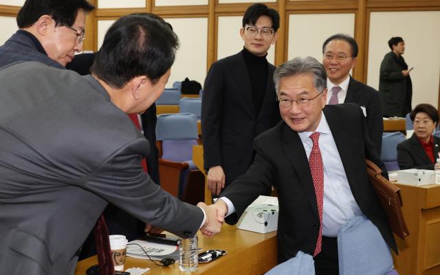 조셉 윤 주한 미국대사대리오른쪽 사진연합뉴스