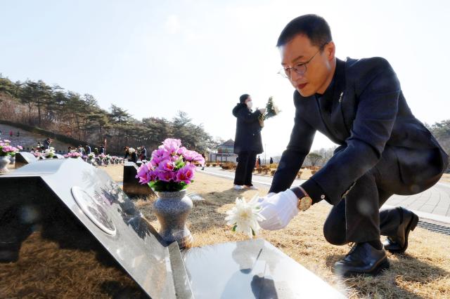 24일 오전 광주 북구 국립 5·18 민주묘지에서 김상욱 국민의힘 의원이 묘역에 헌화하고 있다 사진연합뉴스