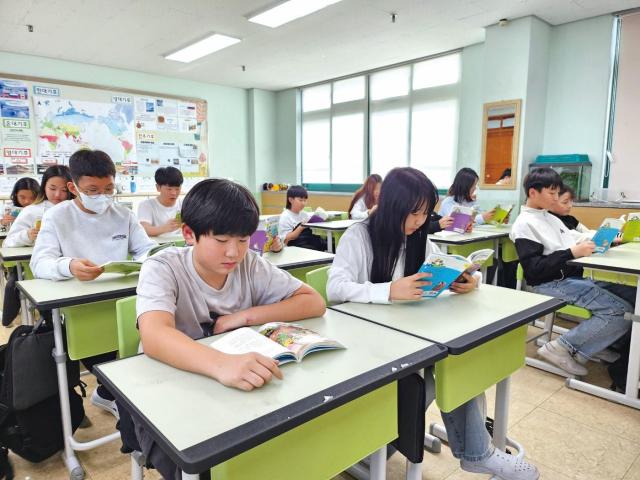 전주 용와초등학교 학생들이 아침 10분 독서를 하고 있다사진전북특별자치도교육청