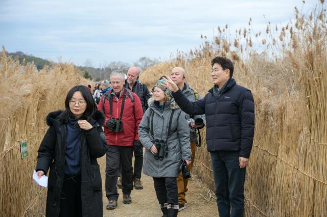 지난 1월 노관규 순천시장이 순천만습지를 방문한 국제두루미재단 임원들에게 흑두루미 서식지를 안내하고 있다 사진순천시