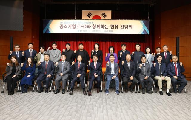 12일 경기 성남시상공회의소에서 열린 중소기업 현장 간담회에서 김성태 IBK기업은행장앞줄 오른쪽 여섯째과 중소기업 대표들이 함께 기념촬영하고 있다 사진IBK기업은행