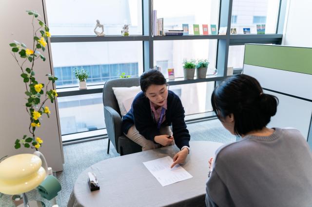 삼성바이오로직스 사내 바이오 마음챙김 상담소에서 상담을 받고 있는 임직원 모습사진삼성바이오로직스