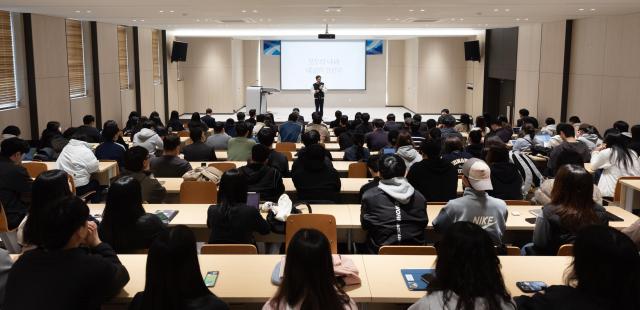 12일 오전 충남대학교에서 김동연 경기도지사가 특강을 하고 있다 사진경기도