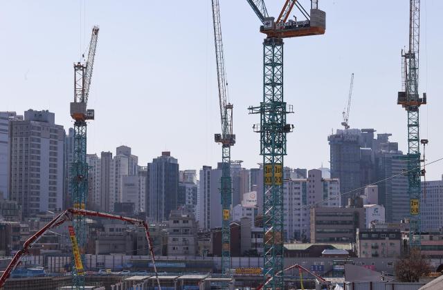 Soaring debt, housing slump threaten Korean construction industry