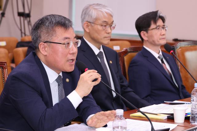 김석우 법무부 장관 직무대행이 12일 서울 여의도 국회에서 열린 법제사법위원회 전체회의에서 윤석열 대통령의 석방 지휘 관련 긴급 현안질의에 답하고 있다사진연합뉴스