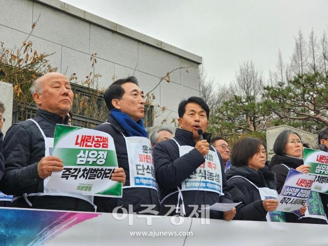 윤종오 진보당 원내대표가 12일 서울 서초구 대검찰청 앞에서 열린 기자회견에서 심우정 검찰총장의 사퇴를 촉구했다 사진권규홍 기자