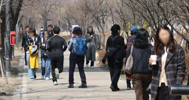 포근한 봄 날씨를 보이는 지난 11일 서울 성동구 청계천 매화거리에서 시민과 직장인들이 산책을 하고 있다 사진연합뉴스