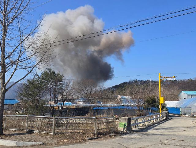 6일 경기도 포천시 이동면 노곡리에서 공군 전투기 민가 오폭 사고가 발생해 사고 현장에서 연기가 피어오르고 있다 사진연합뉴스