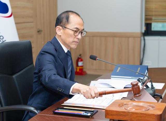 고학수 개인정보보호위원회 위원장이 3월 12일 오후 서울 종로구 정부서울청사에서 개최된 2025년 제6회 전체회의에서 의사봉을 두드리고 있다 사진개인정보보호위원회