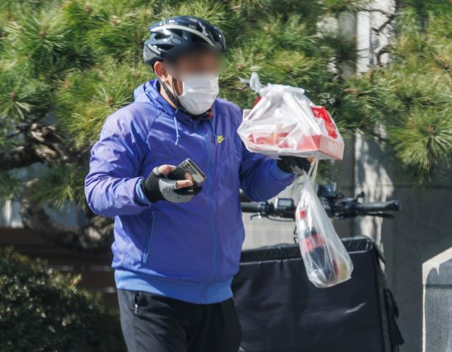 배달앱 수수료 합의안 도출 또 실패 배달 수수료 인하 제자리 걸음
    서울연합뉴스 황광모 기자  31일 오후 서울 서초구의 한 건물 앞에서 배달 노동자가 음식 배달을 하고 있다
    배달의민족·쿠팡이츠·요기요·땡겨요 등 배달 플랫폼 업체와 소상공인연합회·한국외식산업협회 등 입점 업체 대표들은 지난 30일 수수료 부담 완화 방안 등을 놓고 9번째 논의를 이어갔지만 또 합의에 이르지 못했다
    하지만 이날 회의에서 참석 주체들은 라이더 위치정보 공유 및 부담 항목 영수증 표기 등 다른 쟁점에서는 공감대를 찾았다
    업계 주체들은 다음 달 추가 회의를 열어 수수료 합의안의 도출을 다시 시도할 예정이다 20241031
    hkmpoohynacokr2024-10-31 150204
저작권자 ⓒ ㈜연합뉴스 무단 전재 재배포 금지 AI 학습 및 활용 금지저작권자 ⓒ ㈜연합뉴스 무단 전재 재배포 금지 AI 학습 및 활용 금지