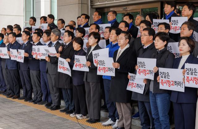 더불더불어민주당 박찬대 원내대표가 13일 서울 서초구 대검찰청 현관에서 개최한 윤석열 대통령 구속 취소 즉시 항고 촉구 기자회견에 참석해 발언하고 있다 사진연합뉴스