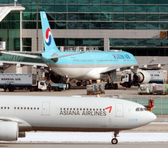 지난해 11월 인천국제공항 활주로와 주기장에 대한항공-아시아나항공 여객기가 보이고 있다 사진연합뉴스