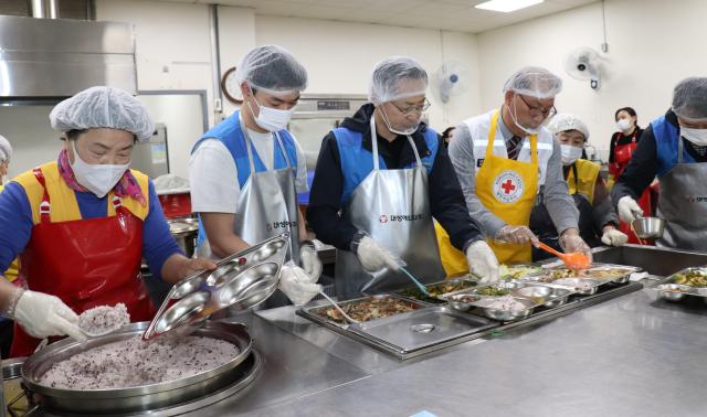 대구 범물종합사회복지관에서 ‘행복한 밥상’ 무료 급식 봉사활동 중 대성에너지 박문희 대표이사와 적십자 고홍원 사무처장이 직접 배식하고 있다 사진대성에너지