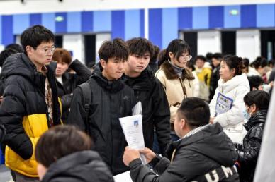 中, AI 인재 양성 총력…칭화·베이징대 등 16곳 학부 정원 늘리기로