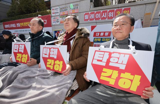 국민의힘 추경호왼쪽부터 김기현 윤재옥 의원이 13일 서울 종로구 헌법재판소 앞에서 윤석열 대통령 탄핵 각하 촉구 릴레이 시위를 하고 있다 사진연합뉴스