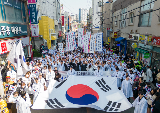 부산 동구는 지난 11일 부산·경남 지역 만세운동의 효시가 된 부산진일신여학교 독립만세운동 재현 행사가 성황리에 마쳤다사진부산동구