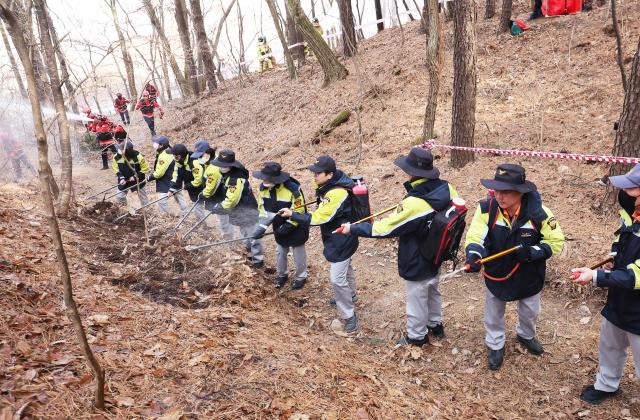 13일 경기도 수원 광교산 일대에서 산불진화 모의훈련이 진행되고 있다 YONHAP