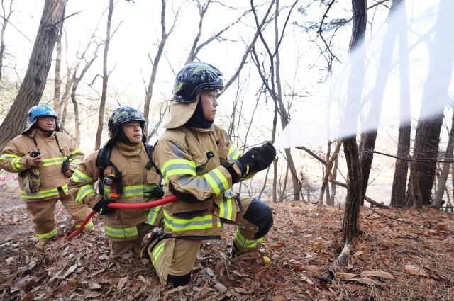 13일 경기도 수원 광교산 일대에서 산불진화 모의훈련이 진행되고 있다 YONHAP