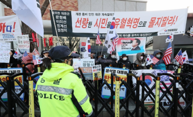 헌재 앞 경비 강화...바리케이드·철조망 추가 설치