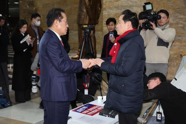 홍준표 대구시장이 지난 5일 서울 여의도 국회를 방문해 마은혁 헌법재판관 임명에 반대하며 무기한 단식농성을 벌이고 있는 국민의힘 박수영 의원을 격려하고 있다 사진연합뉴스