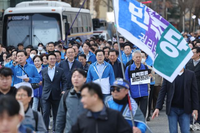 박찬대 더불어민주당 원내대표 및 의원들이 15일 국회에서 윤석열 대통령 파면 촉구 도보 행진을 시작해 광화문광장 인근에 도착하고 있다 사진연합뉴스