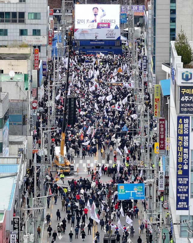 15일 경북 구미시 구미역 앞에서 세이브코리아 주최 윤석열 대통령 탄핵 반대 집회인 국가비상기도회가 열리고 있다 사진연합뉴스