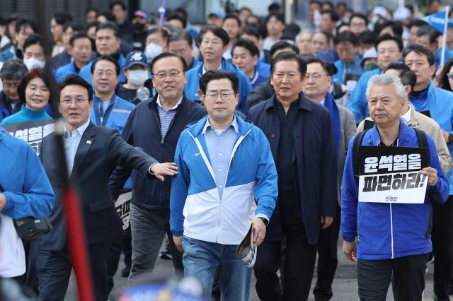 더불어민주당 박찬대 원내대표 및 의원들이 15일 국회에서 윤석열 대통령 파면 촉구 도보 행진을 시작해 광화문광장 인근에 도착하고 있다 사진연합뉴스