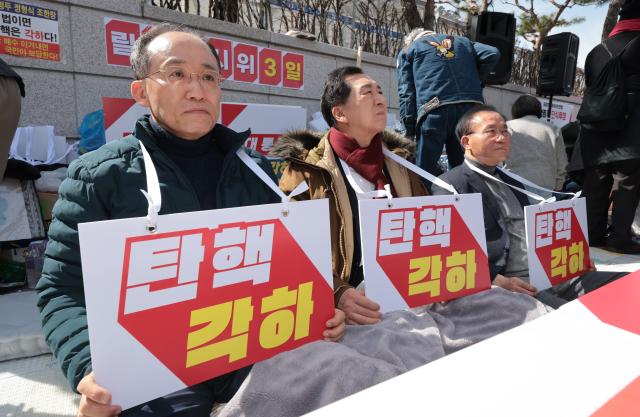 추경호왼쪽부터 김기현 윤재옥 국민의힘 의원이 13일 서울 종로구 헌법재판소 앞에서 윤석열 대통령 탄핵 각하 촉구 릴레이 시위를 하고 있다 사진연합뉴스