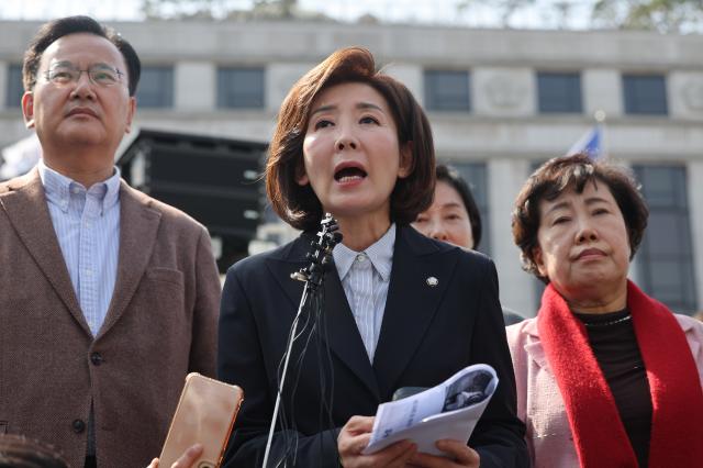 나경원 국민의힘 의원이 14일 서울 종로구 헌법재판소 앞에서 윤석열 대통령 탄핵 각하·기각 촉구 릴레이 1인 시위 관련 입장을 밝히고 있다 사진연합뉴스