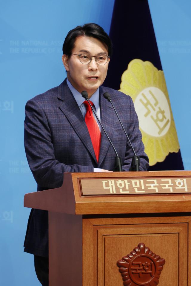 윤상현 국민의힘 의원이 16일 서울 여의도 국회 소통관에서 공수처 불법 수사행위 진상조사를 위한 특검법 발의 취지를 설명하는 기자회견을 하고 있다 사진연합뉴스