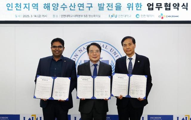 왼쪽부터 라제시 포티네니Rajesh Potineni CJ제일제당 글로벌 사이언스테크놀로지ScienceTechnology 연구담당 박종태 인천대 총장 황효진 인천시 글로벌도시정무부시장이 인천지역 해양수산연구 발전을 위한 업무협약식에서 기념촬영 하고 있다  사진CJ제일제당 