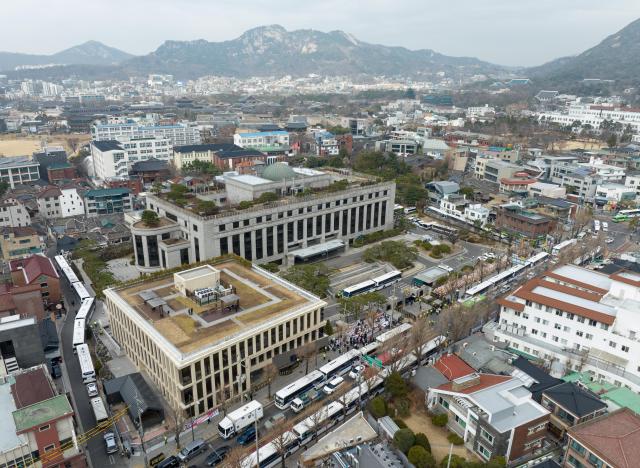  헌법재판소가 윤석열 대통령 탄핵심판 변론을 종결한 뒤 아직 선고일을 지정하지 못하면서 대통령 탄핵 사건 중 최장기간 숙의를 거듭하고 있다 지난 12일 법조계에 따르면 헌재는 지난달 25일 변론 종결한 다음 날부터 이날까지 15일간 휴일을 제외하고 거의 매일 평의를 열어 사건을 검토하고 있다 사진연합뉴스