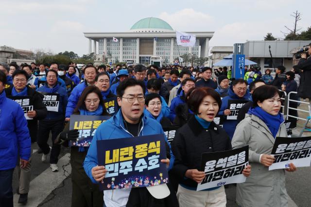 윤석열 대통령 파면 촉구 도보행진에 참가한 박찬대 더불어민주당 원내대표를 비롯한 의원들이 16일 서울 여의도 국회를 출발해 광화문 농성장으로 향하고 있다 사진연합뉴스