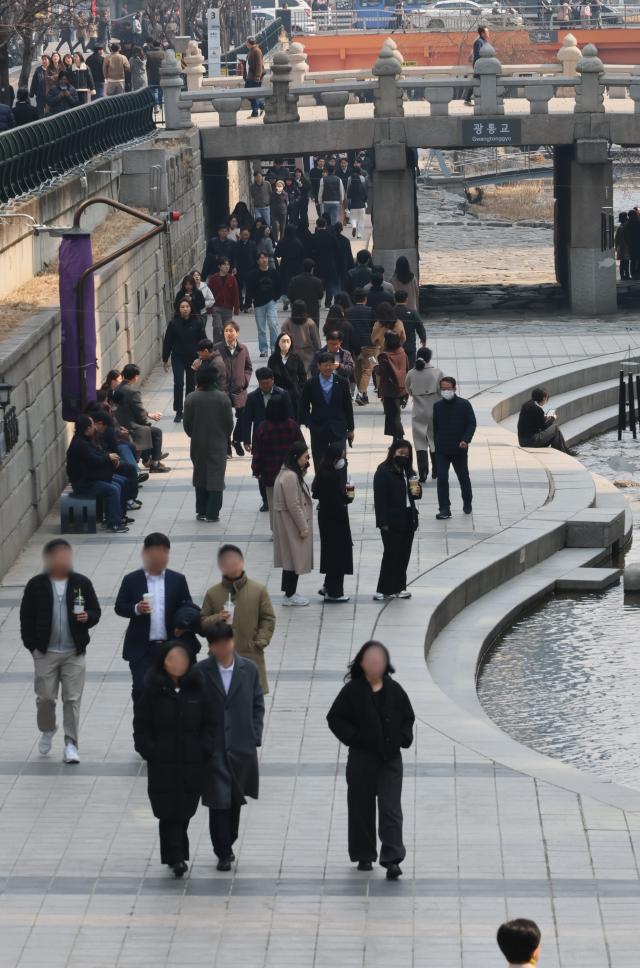 서울 청계천에서 점심 식사를 마친 시민들이 산책하고 있다 사진연합뉴스