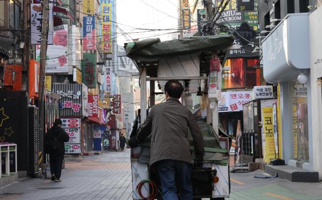 Saloons restaurants and street vendors in Sinchon Seoul Yonhap